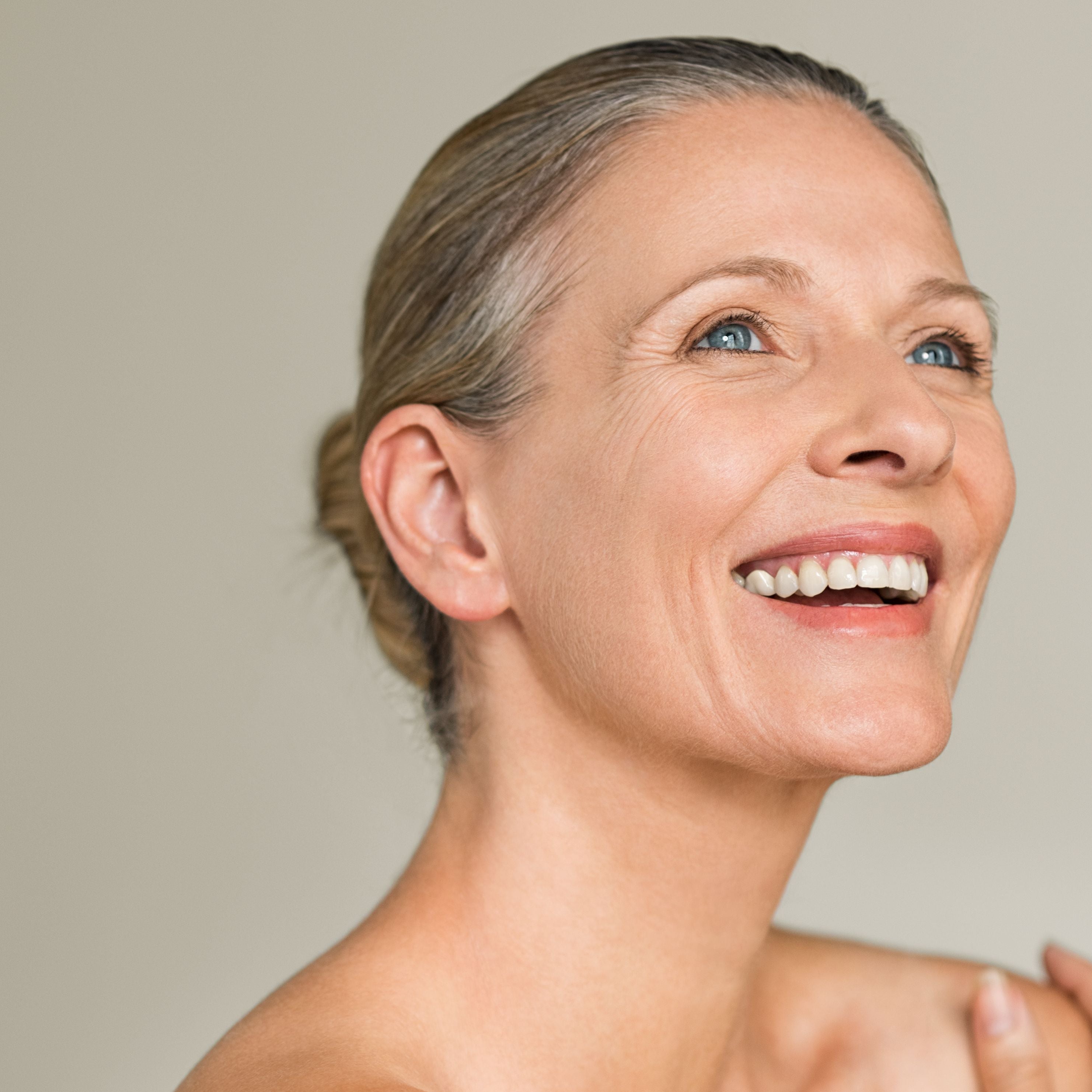 Peau mature lumineuse et uniforme, teint naturel et éclatant. Radiant, even-toned mature skin with a natural, glowing complexion.