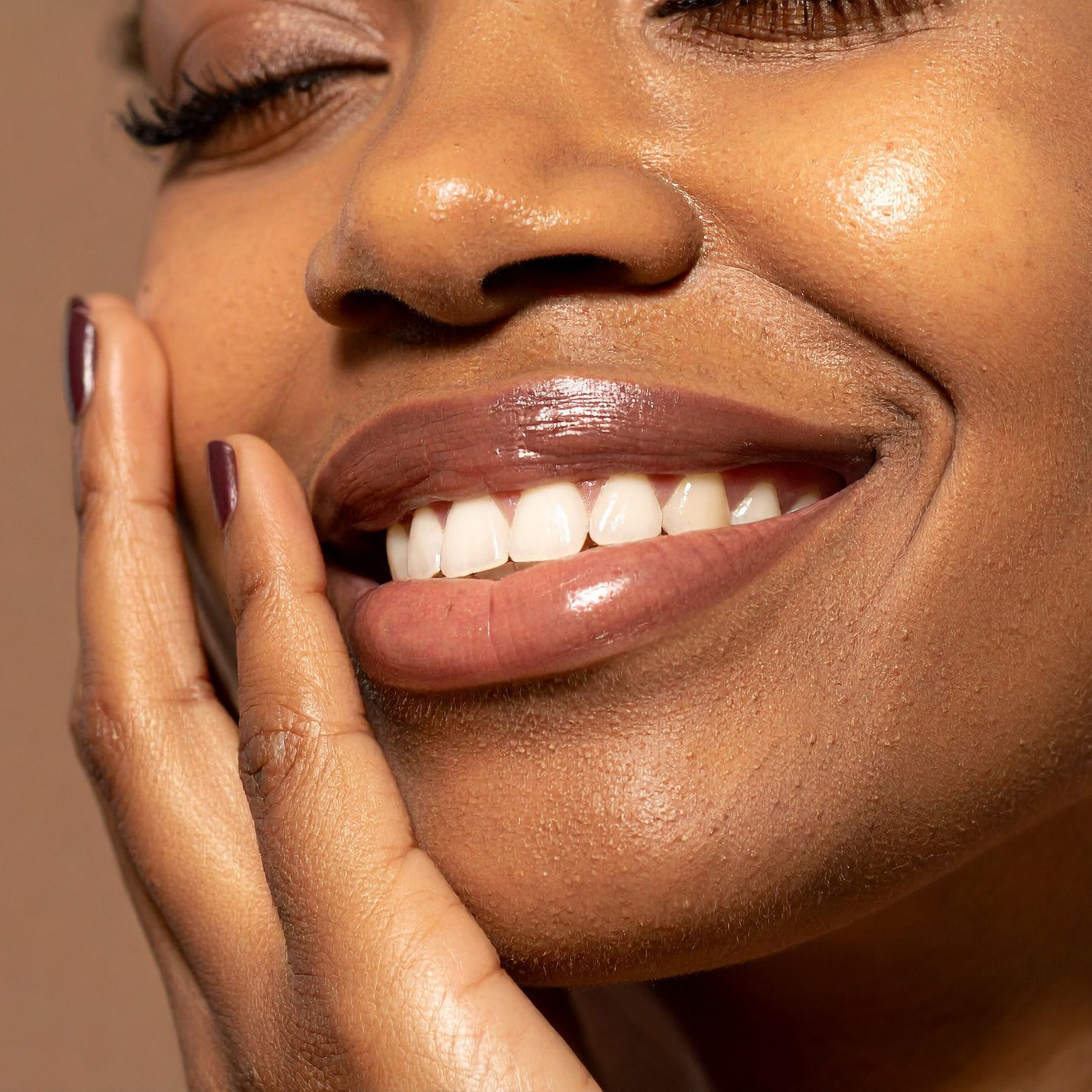 Lèvres hydratées et brillantes sur une peau lumineuse et naturelle. Moisturized, shiny lips on luminous, natural skin.