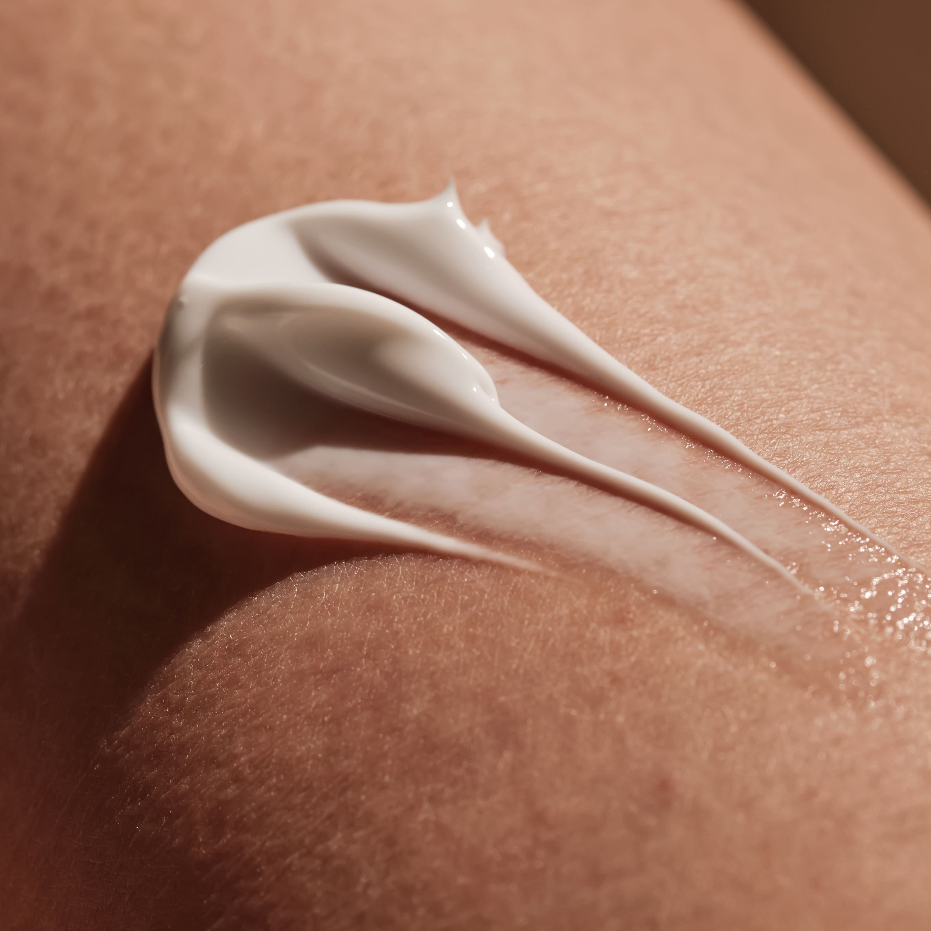 Peau sèche ou déshydratée: différences, signes et soins pour nourrir et hydrater efficacement