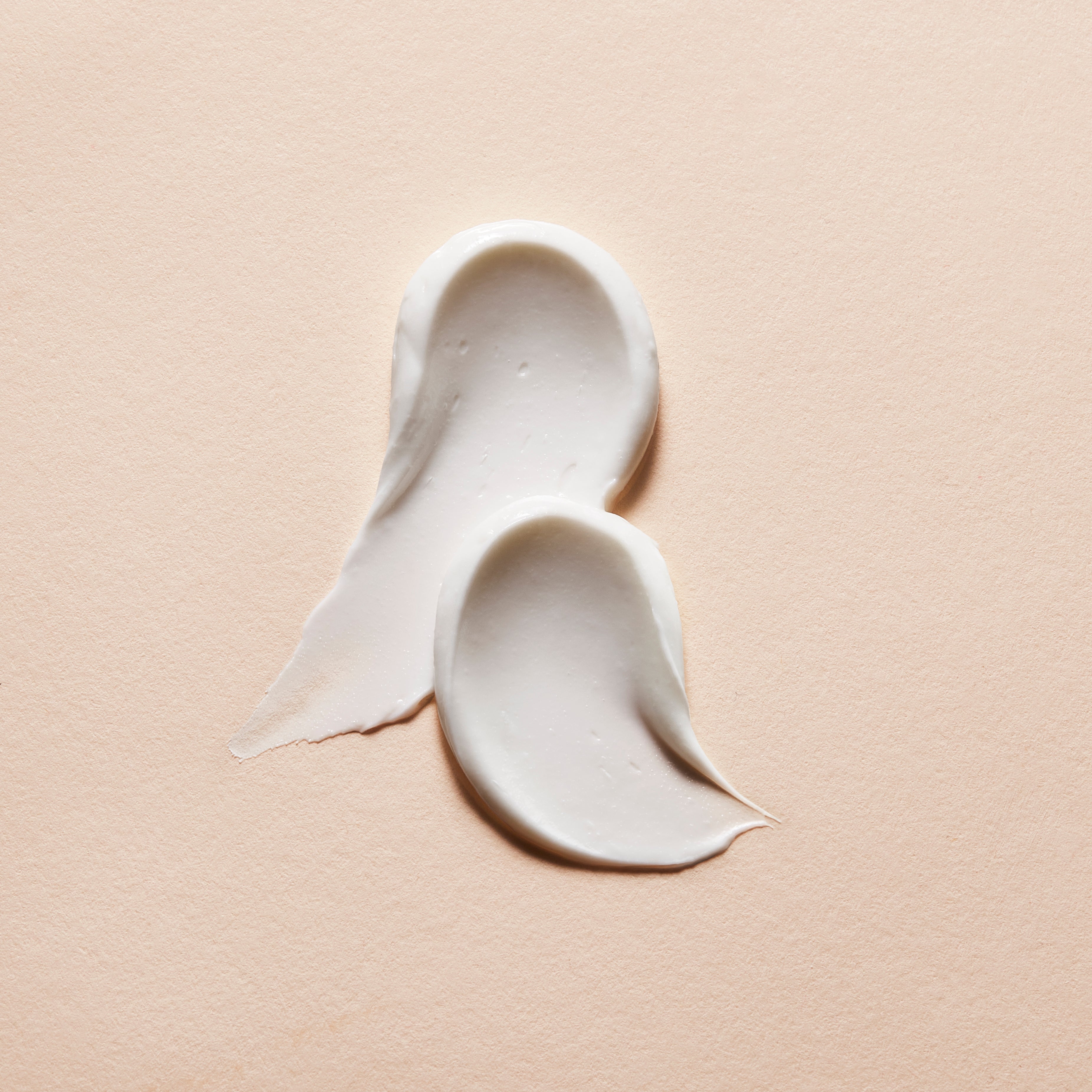 Texture onctueuse du lait sorbet corps NU•RISH, crème hydratante à l’aspect lisse et soyeux pour nourrir la peau. NU•RISH body sorbet milk has a creamy texture and is a smooth and silky moisturizer that nourishes the skin.