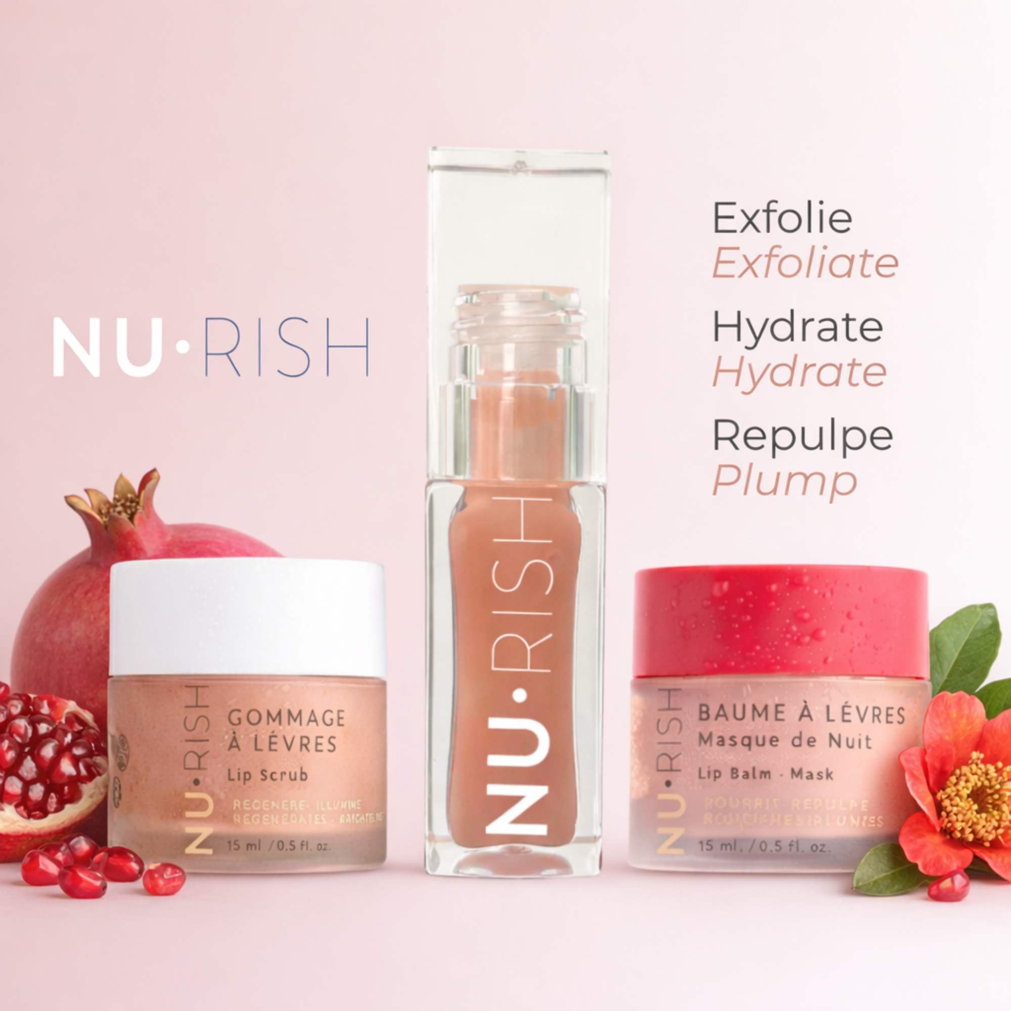 Trio de soins pour les lèvres NU•RISH comprenant un gommage à lèvres, une huile à lèvres bioactive et un baume à lèvres masque de nuit, présentés sur fond rose avec grenade et fleur de grenade. Routine beauté pour exfolier, hydrater et repulper les lèvres.
