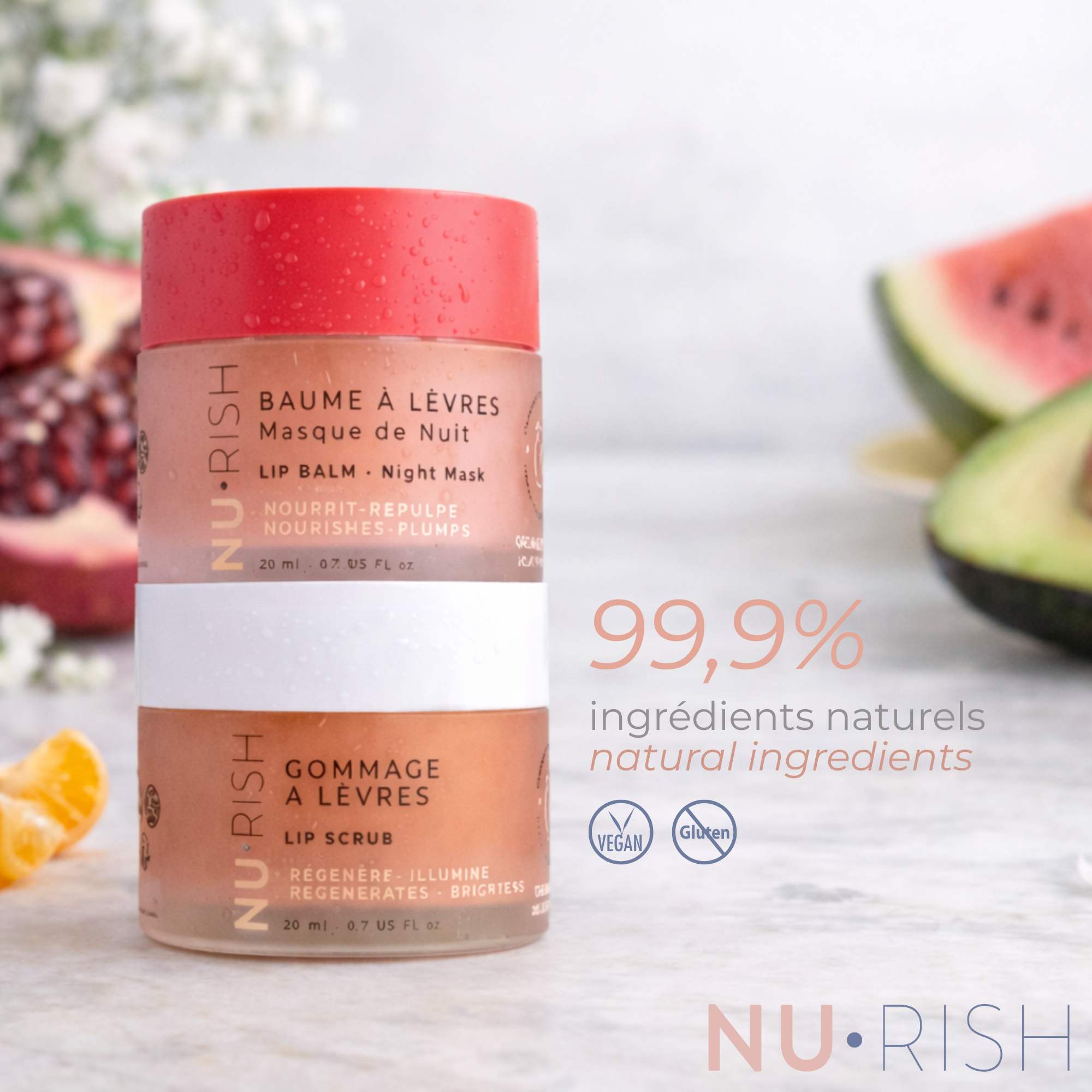 Baume à lèvres posé sur le gommage à lèvres de la marque NURISH avec écrit "99,9% d'ingrédients naturels".