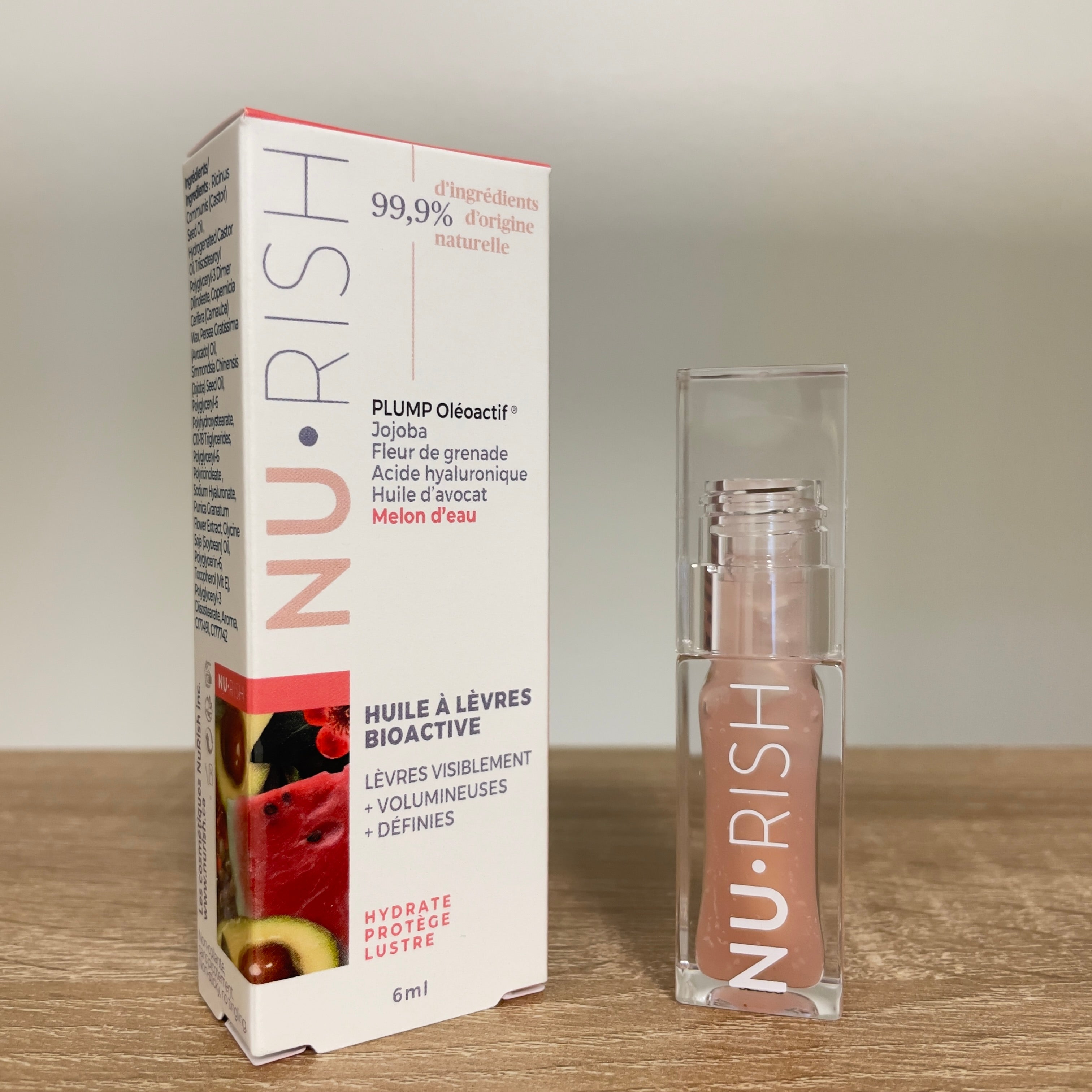 Huile à lèvres bioactive NU•RISH melon d’eau, flacon 6 ml avec boîte, formulée avec ingrédients d’origine naturelle pour hydrater, protéger et repulper les lèvres. NU•RISH Watermelon Bioactive Lip Oil, 6 ml bottle with box, formulated with natural ingredients to moisturize, protect, and plump lips.
