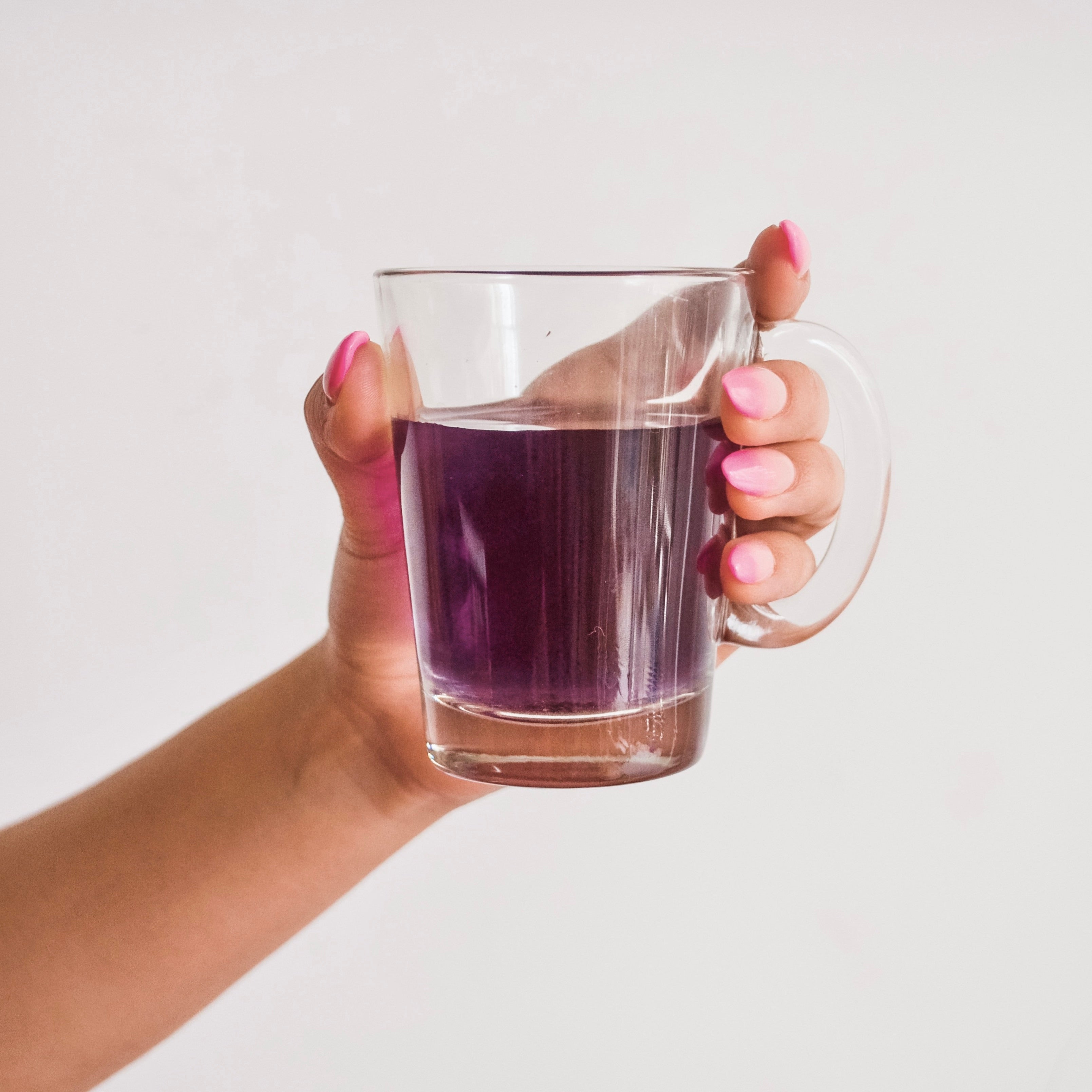 Photo de <a href="https://unsplash.com/fr/@niiaramirez?utm_content=creditCopyText&utm_medium=referral&utm_source=unsplash">Nia Ramirez</a> sur <a href="https://unsplash.com/fr/photos/personne-tenant-une-tasse-en-verre-transparent-avec-un-liquide-brun-e2B5TpB3WoM?utm_content=creditCopyText&utm_medium=referral&utm_source=unsplash">Unsplash</a>