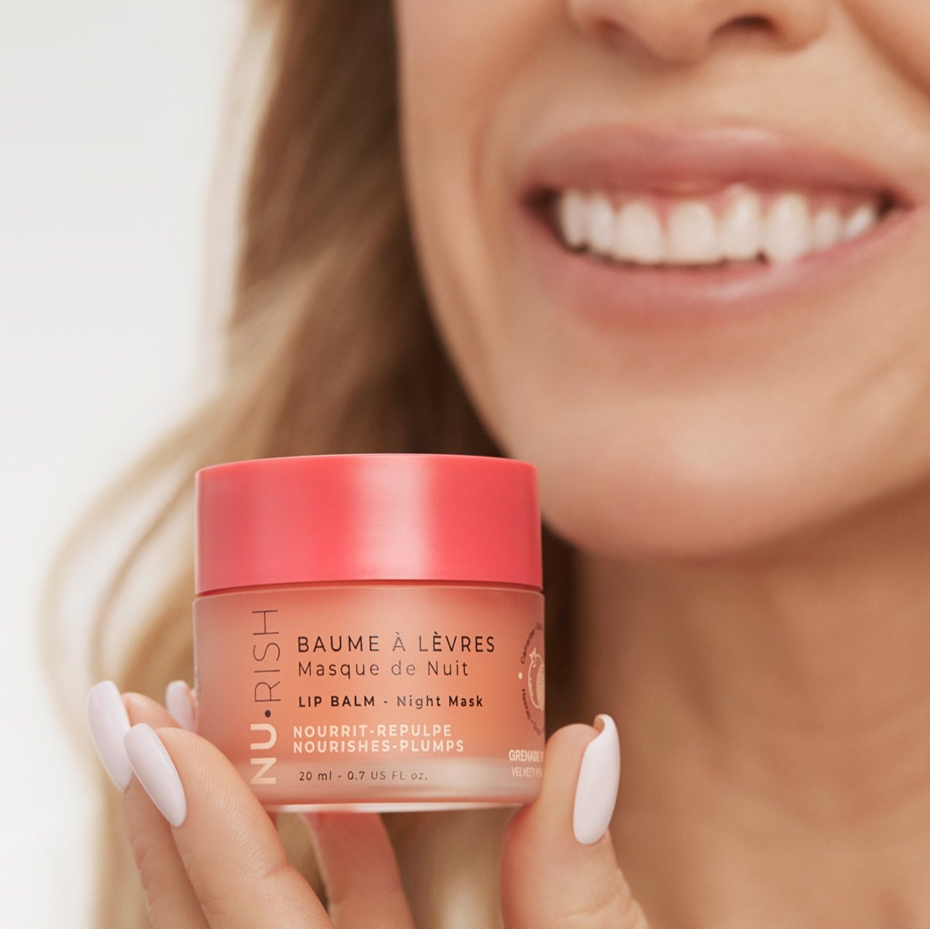 Baume à lèvres NU•RISH masque de nuit, présenté à la main, formule nourrissante et repulpante pour des lèvres douces, lisses et visiblement hydratées. NU•RISH overnight lip balm, hand-wrapped, nourishing and plumping formula for soft, smooth, and visibly hydrated lips.