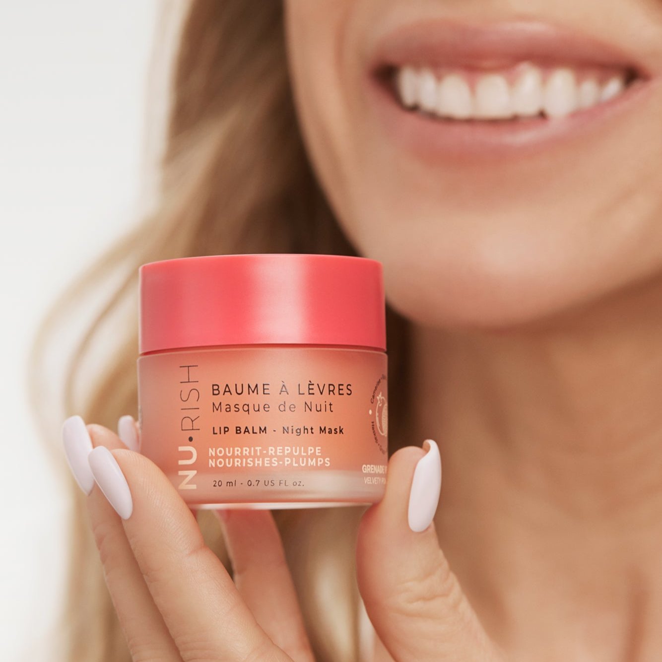 Baume à lèvres NU•RISH masque de nuit, présenté à la main, formule nourrissante et repulpante pour des lèvres douces, lisses et visiblement hydratées. NU•RISH overnight lip balm, hand-wrapped, nourishing and plumping formula for soft, smooth, and visibly hydrated lips.