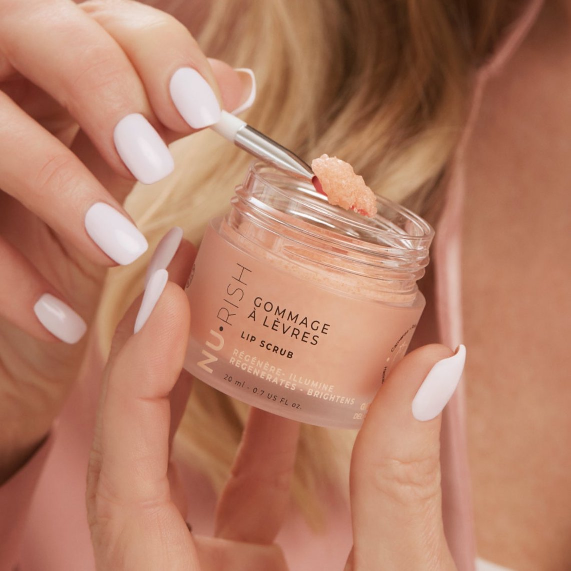 Application du gommage à lèvres NU•RISH avec spatule, exfoliant doux qui régénère, illumine et lisse les lèvres grâce à sa texture naturelle. Apply NU•RISH lip scrub with a spatula. This gentle exfoliant regenerates, brightens, and smooths the lips thanks to its natural texture.