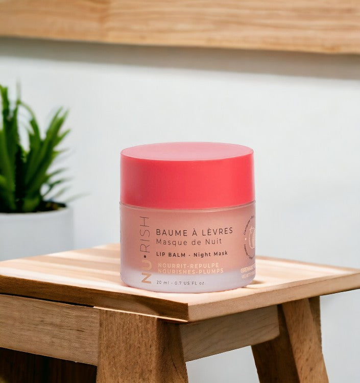 Baume à lèvres NU•RISH masque de nuit posé sur un tabouret en bois.