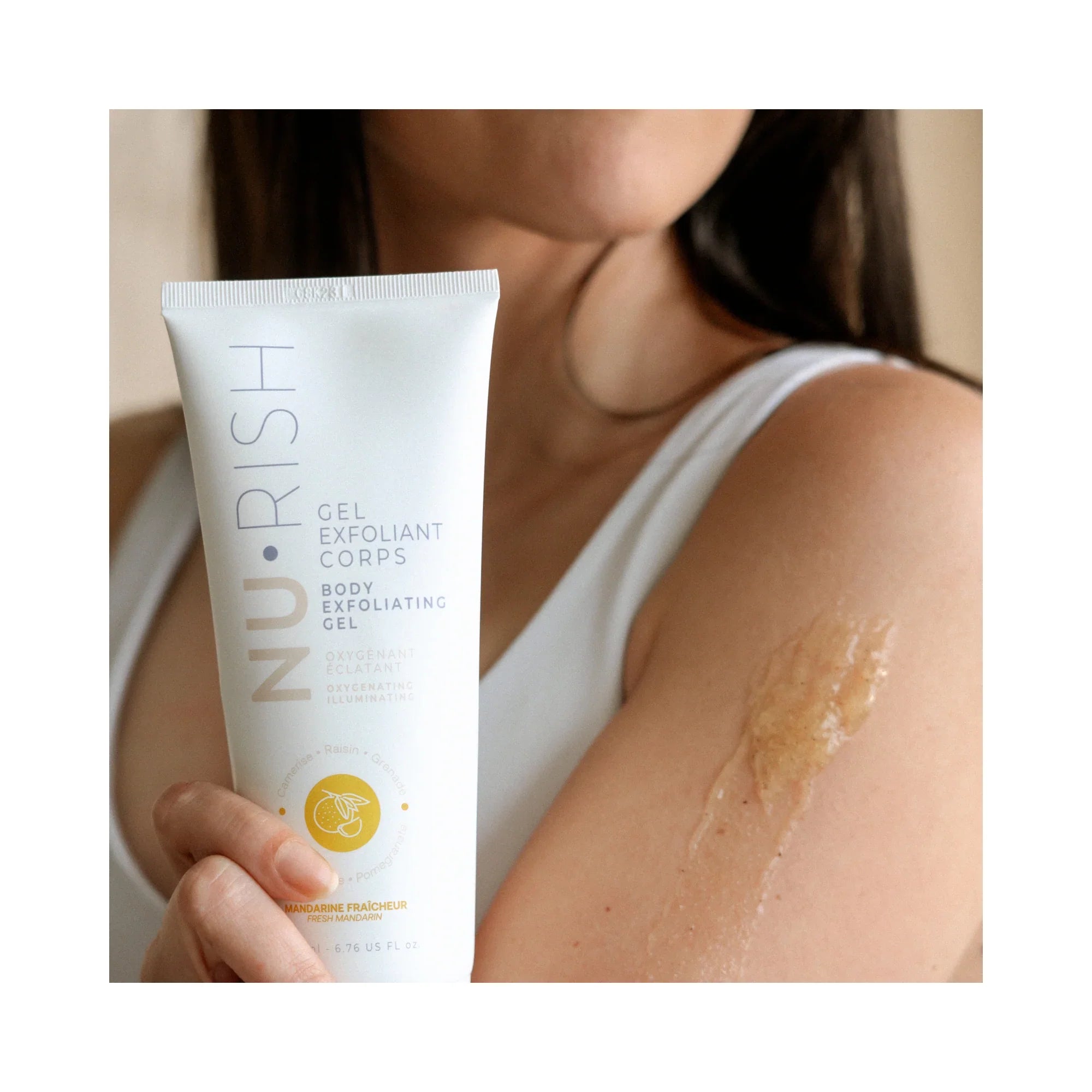 Gel exfoliant corps NU•RISH appliqué sur la peau. NU•RISH body exfoliating gel applied to the skin.