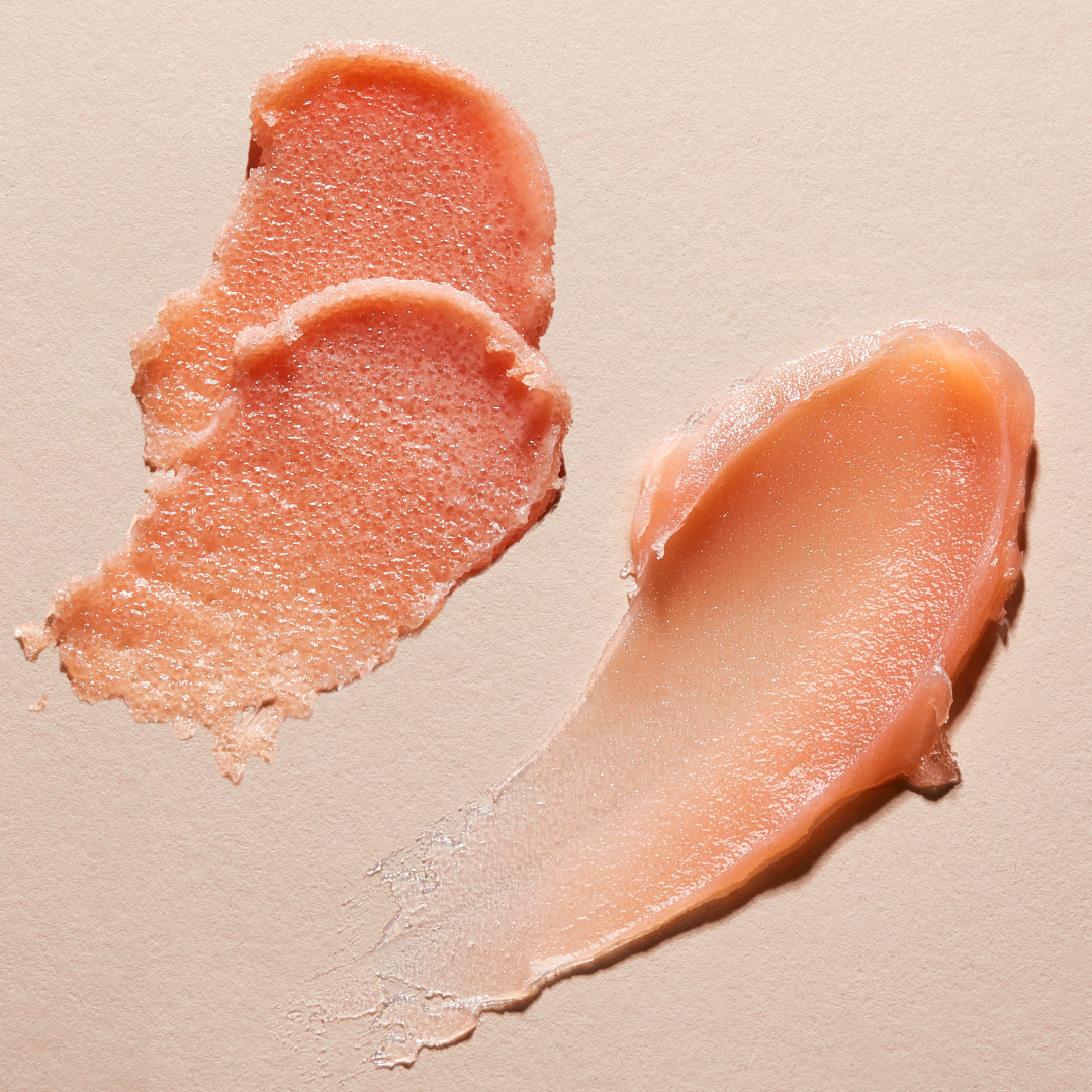 Textures de soin NURISH aux finis lisse et exfoliant sur fond clair. NURISH skincare textures with smooth and exfoliating finishes on a light background.