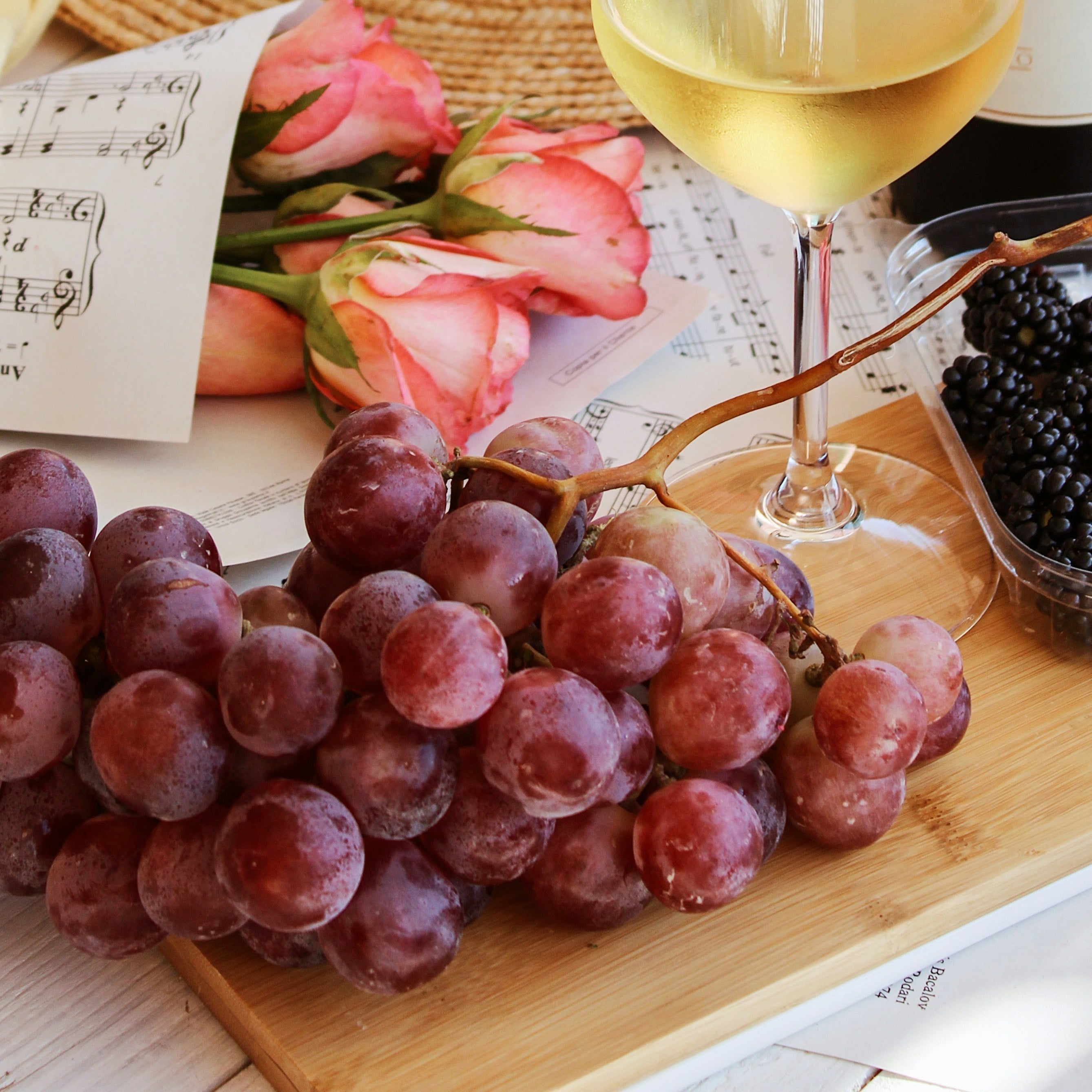 photo de Nataliya Melnychuk avec du raisin rouge, où l'on retrouve le resveratrol, ingrédient principal des soins nurish