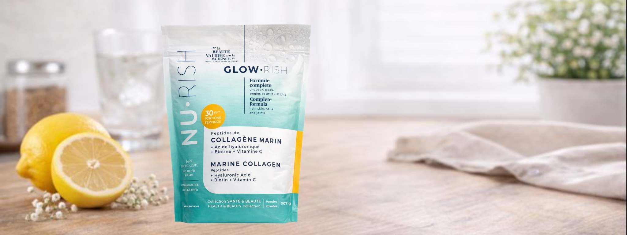 Sachet de collagène marin de la marque NURISH, posé sur une table en bois accompagné d'un citron.