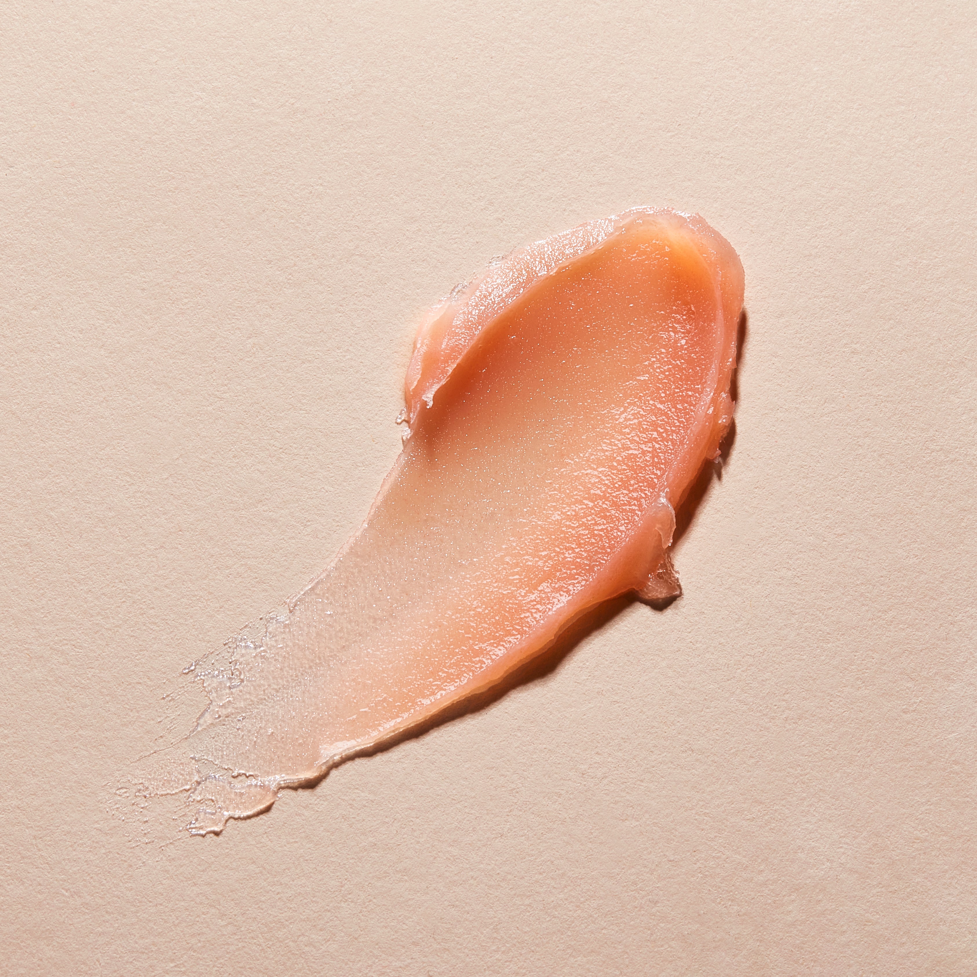 Texture du baume à lèvres NU•RISH, soin nourrissant et repulpant à la texture fondante pour hydrater et lisser les lèvres. Texture of NU•RISH lip balm, a nourishing and plumping treatment with a melt-in texture to moisturize and smooth the lips.