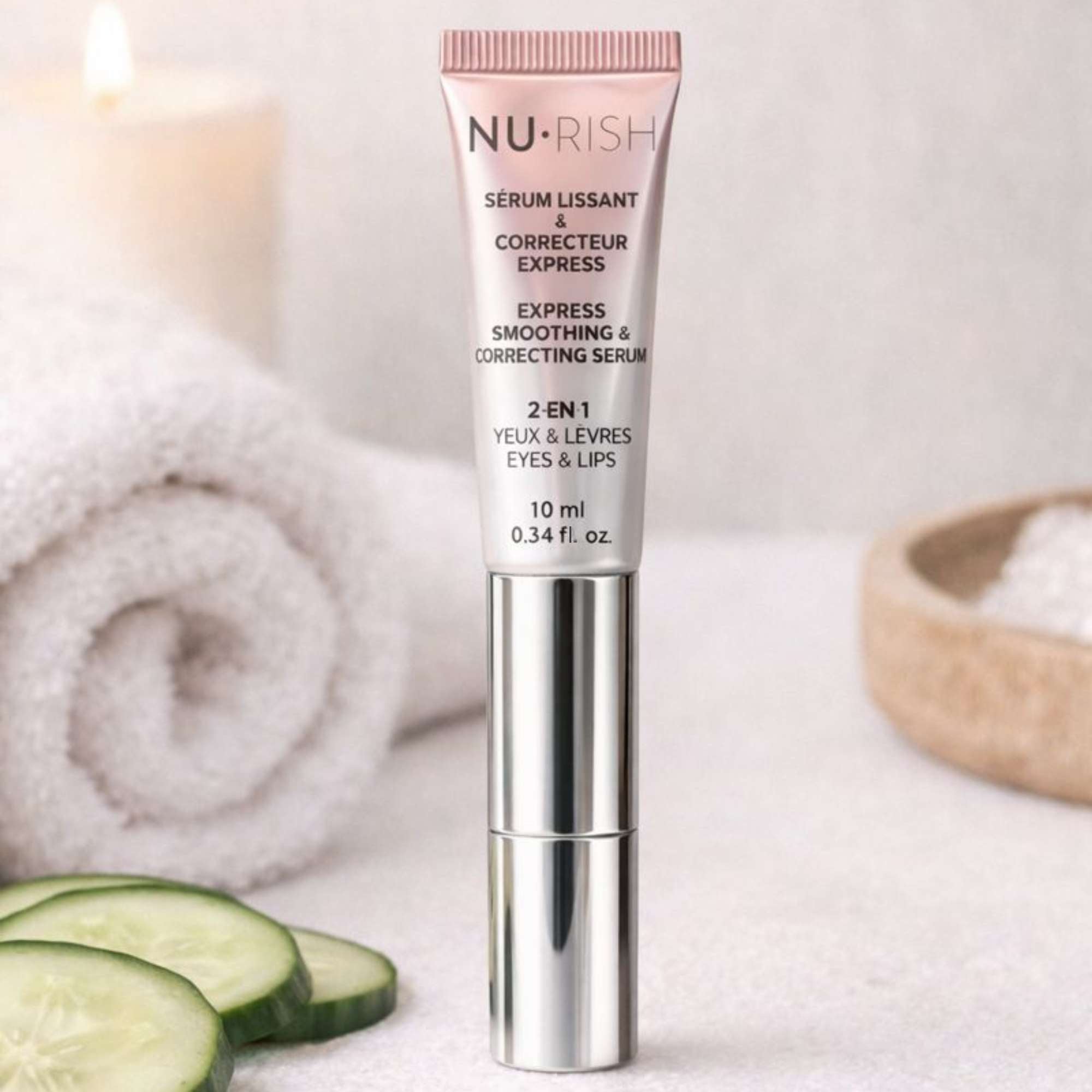 Sérum 2-en-1 posé sur un comptoire blanc avec une serviette et des concombres à l'arrière plan.